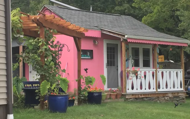 Lakefront cottage with 330 feet of lakefront