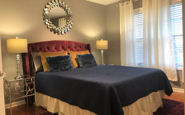 Queen Room W/Hot Tub Access!
