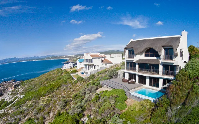 Sleeps 8, Direct Ocean front Luxury Escape --  Whale Huys, Wifi Pool