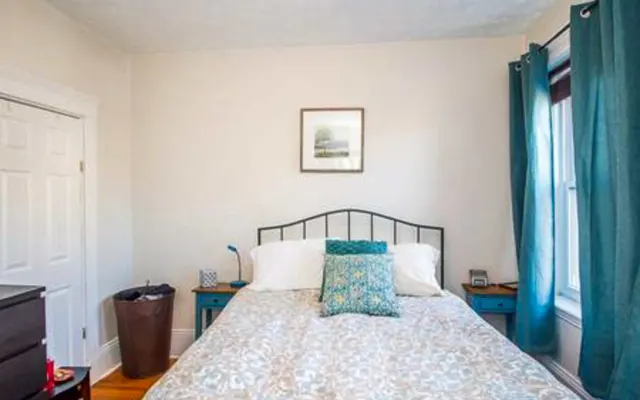 Appartement meublé au dernier étage avec lumière naturelle