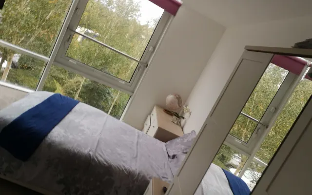 Unterkunft am Wasser 1 Bett am Kanalufer