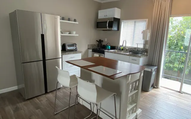 West Hollywood Getaway! - Entire Apt. Deep Soak Tub