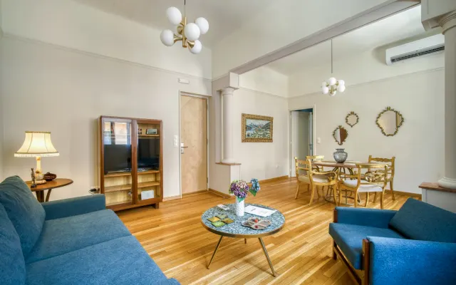 KERAMOS Atenas - Apartamento luminoso com tectos altos em Keramikos...