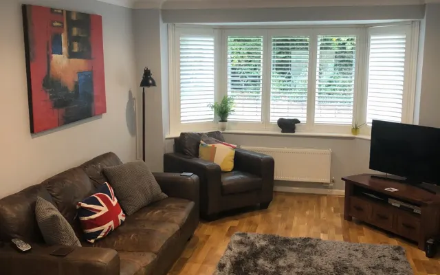 Habitación privada y baño en casa moderna. Allington, Maidstone