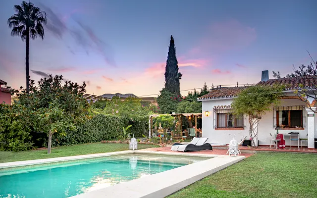 Room in villa with pool, sauna and Andalusian style garden