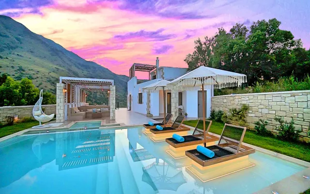 Piscina climatizada Blue Lake Villa