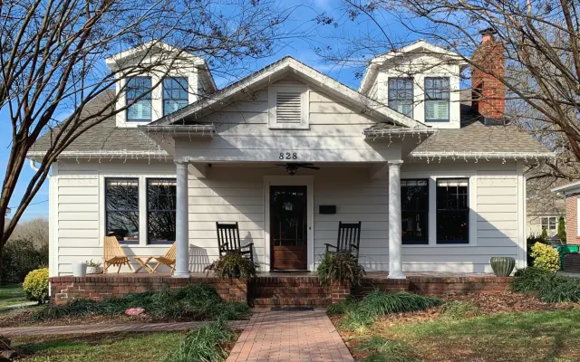 Incantevole casa di Wesley Heights con vista su Uptown!