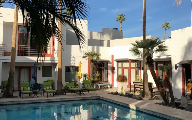 large suite w/walk-in shower luxury home/clothing optional