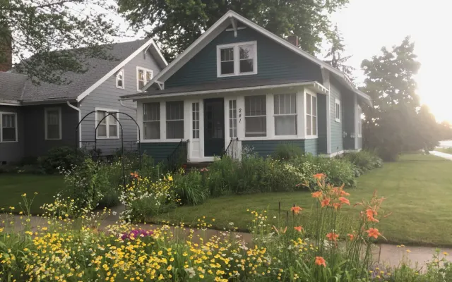 Encantadora casa convenientemente situada con porche relajante