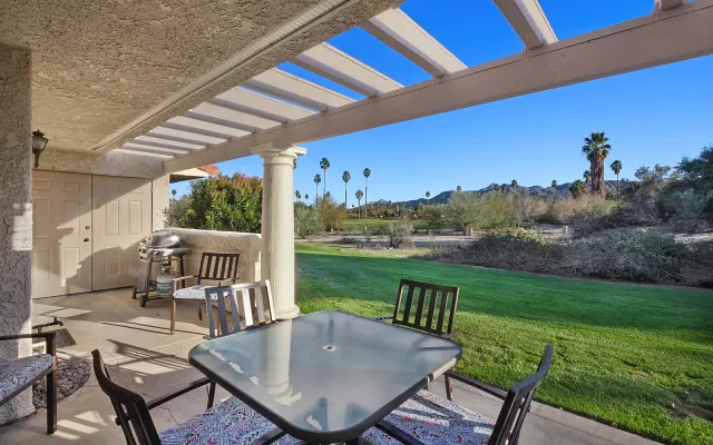 ¡El 1 en Mesquite-Refrescado 1 o piso 2BR Ver Condo!