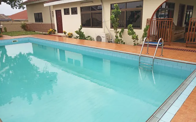 A Bed & a Swim - Zimmer am Pool in der Nähe der Universität von Ghana...