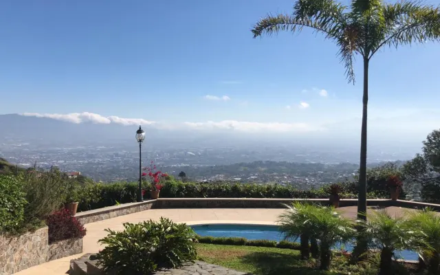 Amazing City Views / Guest house in Escazú