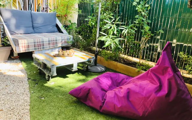 Cosy 27m2 studio with parking and small garden near the sea.