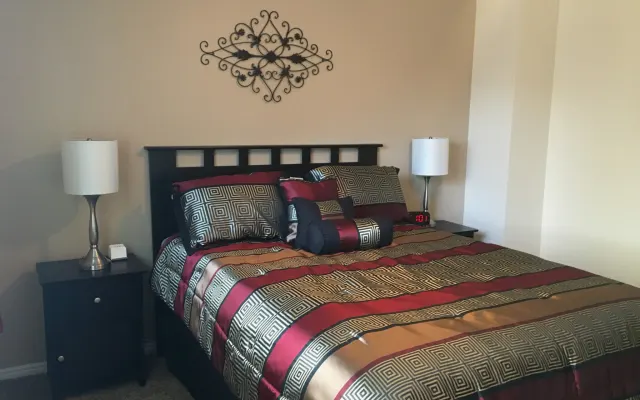 Camera da letto privata (livello principale) con piscina e vasca...