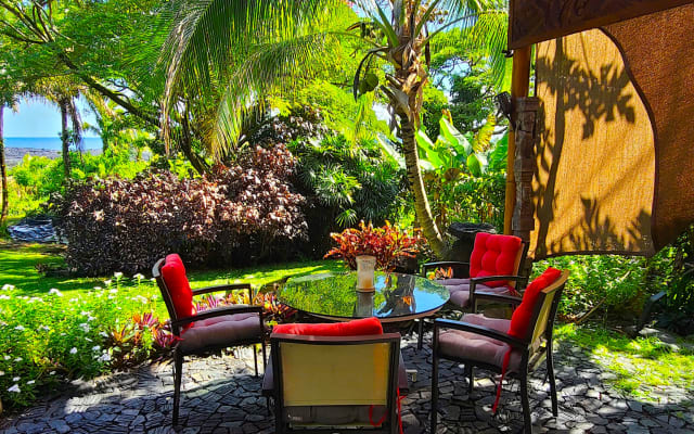 A Month in Hawaii Oceanfront Bali Cottage,Yoga,nude beach,waterfalls.