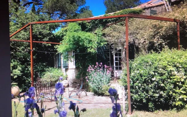 Charmantes Maset auf den Anhöhen von Nîmes