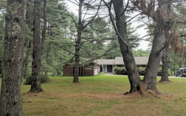 Waterfront 3 Bed House Sitting in 50 Private Acres