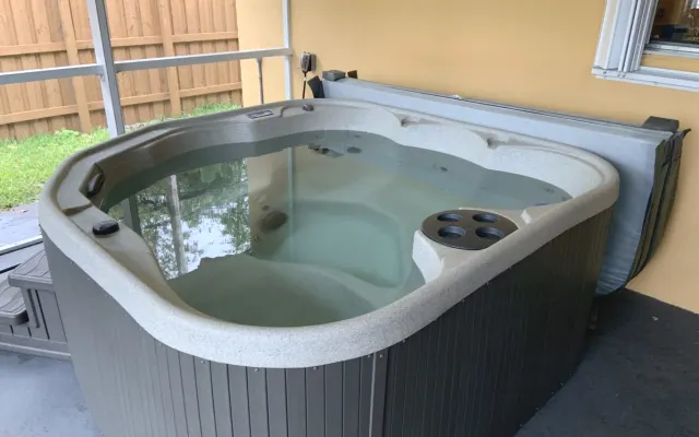 Liberté dans la nature avec bain à remous - lit king size