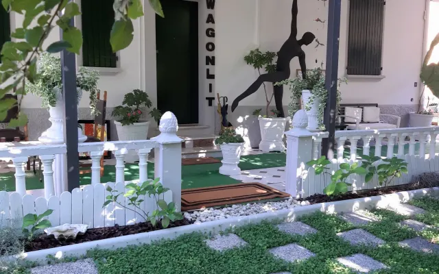 Wagon-Lit Maison entière entourée de verdure au centre de Bologne