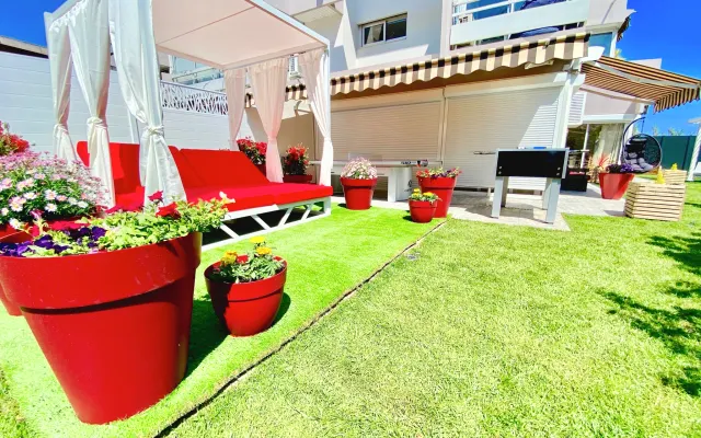 Large sunny garden 2 minutes from the sea