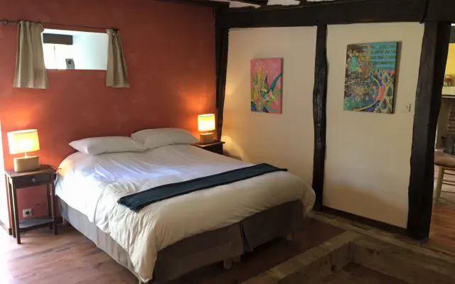 Ecolodge le Clos: "Le Pressoir", bedroom and separate lounge