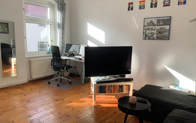 Sunny flat in Berlin-Wedding at the U8 (15 mins to Alex / center)