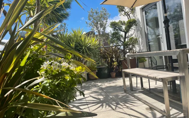 Piso de dos dormitorios en Hoxton con una gran terraza con muchas...