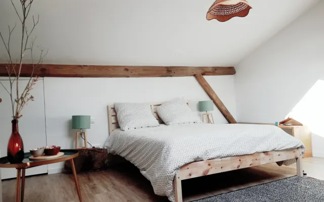 Großes Schlafzimmer im Dachgeschoss in einem schönen Haus der Landes