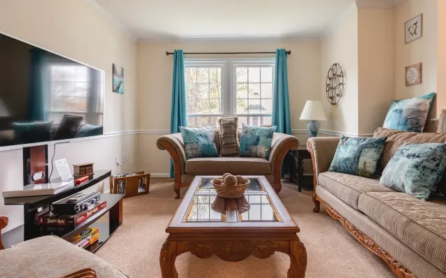 Gorgeous 4BR home near Historic Occoquan w/ Air Hockey/Foosball