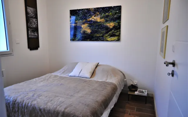 Chambre avec salle de bain séparée dans une maison neuve