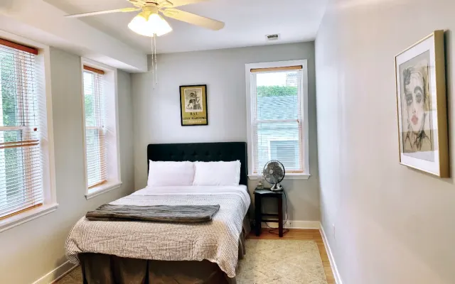 Quarto espaçoso em casa geminada em localização histórica e moderna