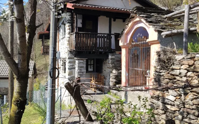 Casa Grande, CASE DI ZALI Mondi di montagna dietro il Lago Maggiore