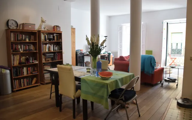 Habitación con cama grande en el centro histórico de Madrid