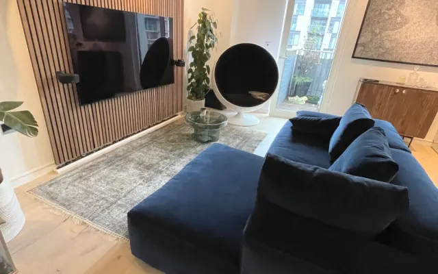 Luxury bedroom with king size bed and modern amenities (+tiny doggie!)