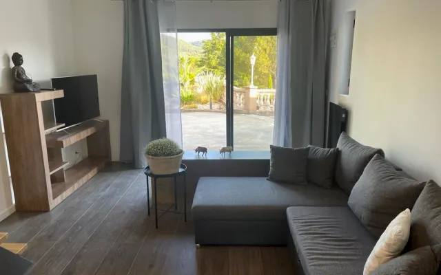 Renovated 35m2 studio in a Provencal property with beautiful swimming...