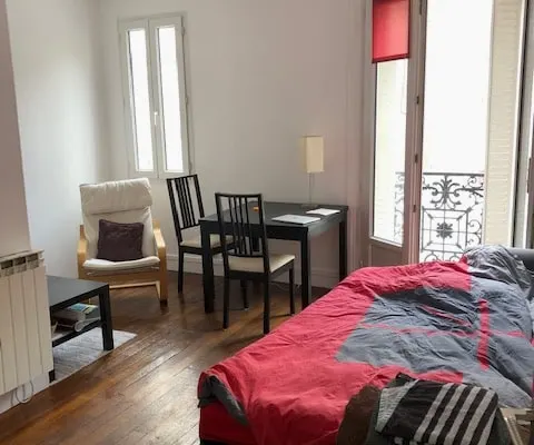 GRANDE CHAMBRE DANS T2 NATURISTE / Paris-Centre GAMBETTA/PERE LACHAISE
