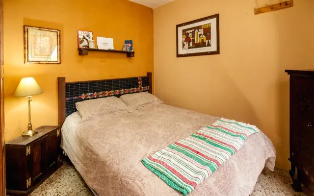 Camera privata con bagno (piccola ed essenziale).