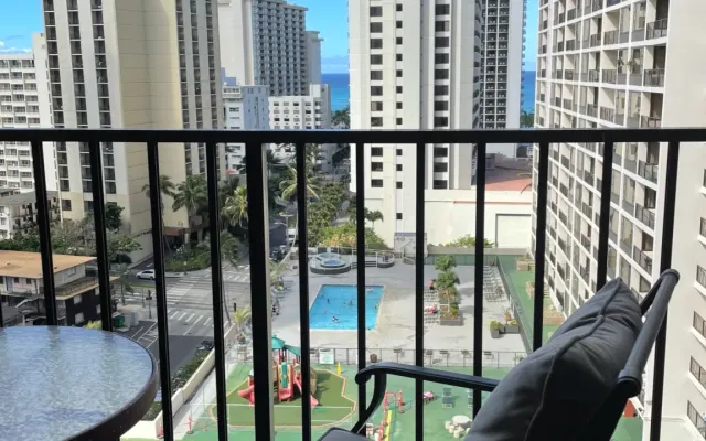 Walk to Hulas   One-Bedroom with Parking