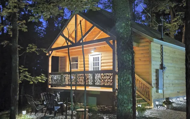 Cabana tranquila e acolhedora com banheira de hidromassagem e alpendre
