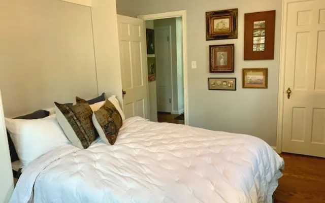 KICK BACK, RELAX, RECHARGE: Ultra-Comfy Queen Bed in the Cozy Cape Cod