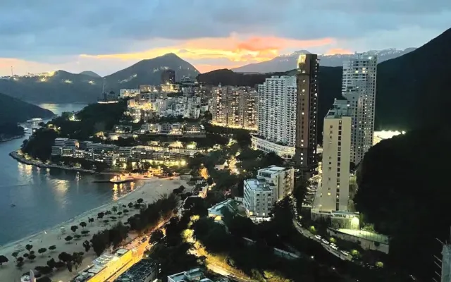 Piano privato in una casa tripla di lusso con vista sulla spiaggia di...
