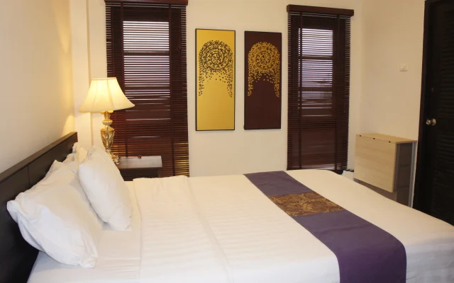 Phuket Gay Homestay - Room C - Queen size bed
