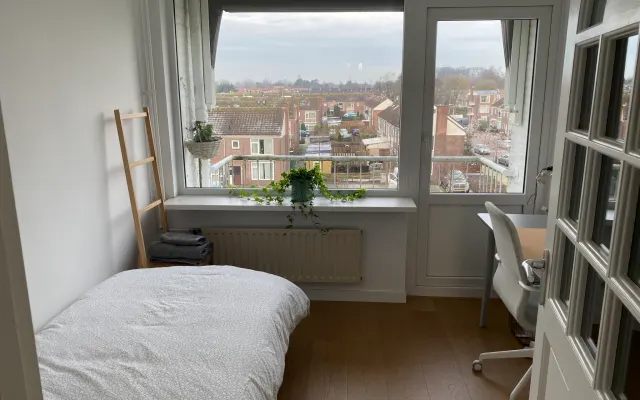 Camera minimalista, accogliente e luminosa a Voorschoten (NL)