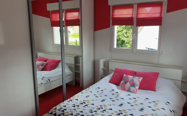 Belle camere spaziose e confortevoli in una casa moderna