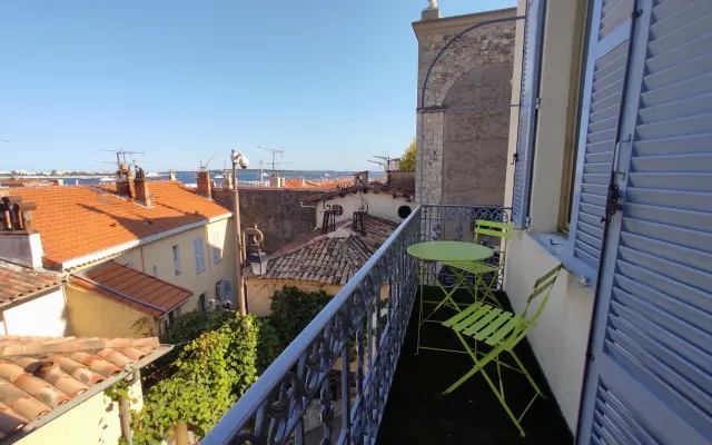 2 suites in a large apartment with sea view, 2 steps from everything.
