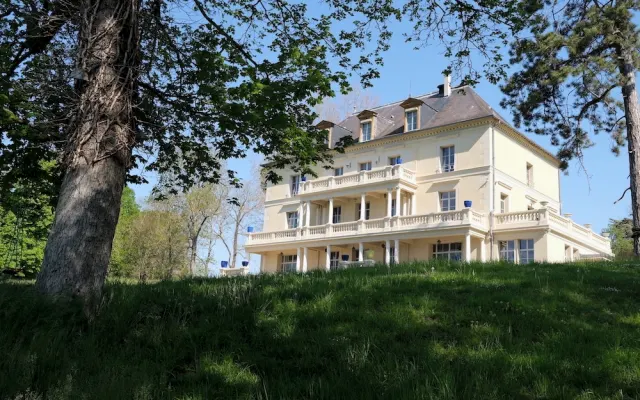 Château au bord de l'Yonne