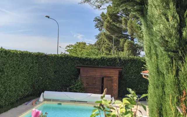 chambre et sdb privées dans une maison avec piscine
