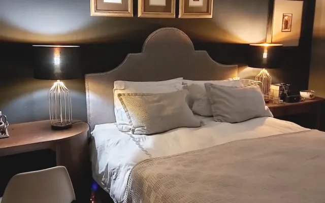 Queen-Size-Bett mit einer Dusche im Zimmer. Separater Eingang.