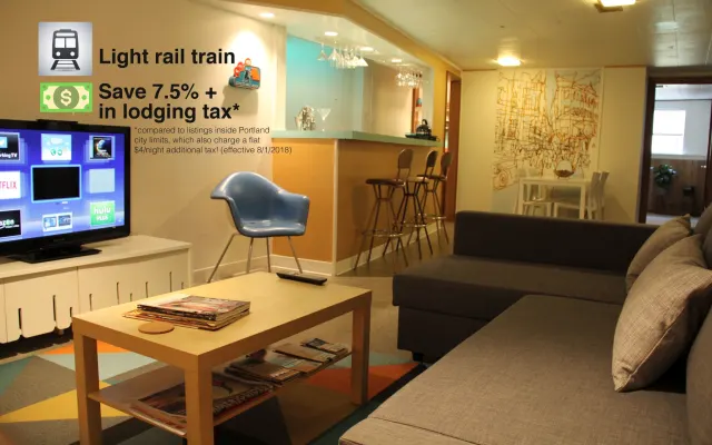 Moderno de mediados de siglo, bar de cócteles, cerca del tren MAX
