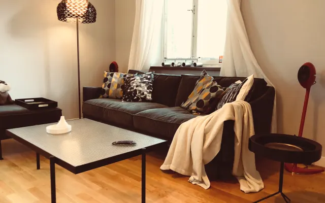 Naturaleza, ciudad, casa de diseño escandinavo. Habitación compartida